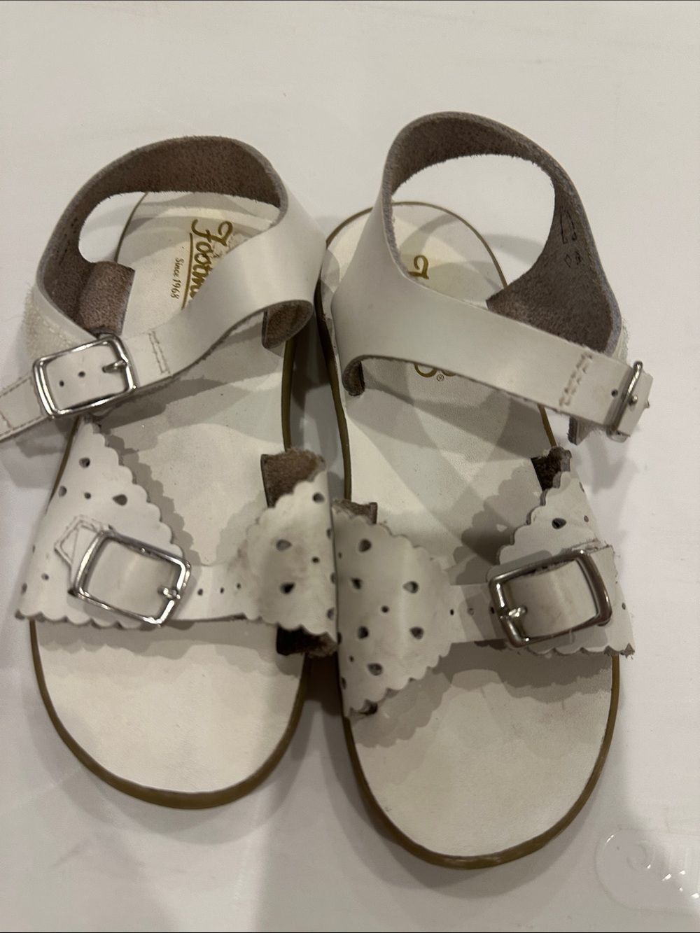 FootMates White Scalloped Leather Buckle Sandals for Kids